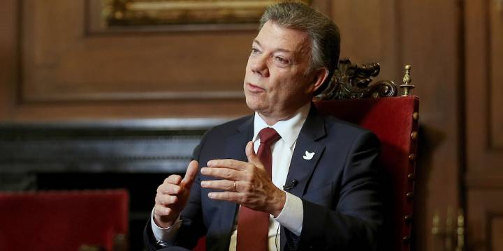 Juan Manuel Santos criticó el respaldo de Gustavo Petro a Maduro en medio de despliegue militar de EE. UU.: “Me pareció un error”