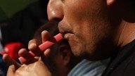Darán hasta 15 azotes y 20 años de prisión a los importadores de vapeadores en Singapur