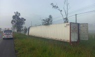 Tracto se sale del camino en la carretera 55