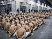 Así es el infierno que sufren los venezolanos en la megacárcel de Bukele