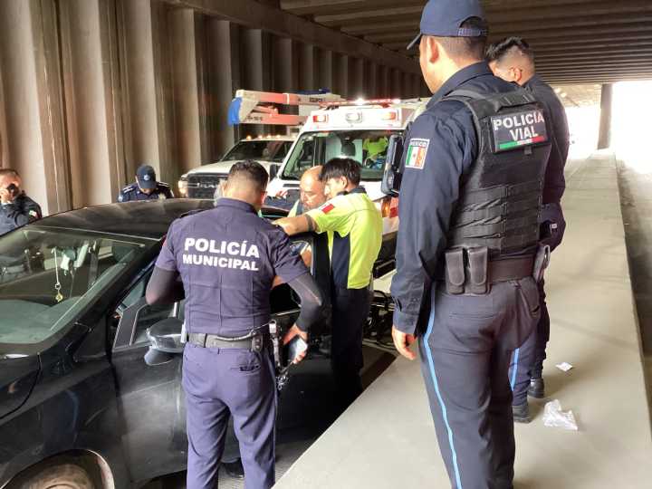 Un hombre sufre preinfarto al volante en avenida Convención; policías y paramédicos lo auxilian