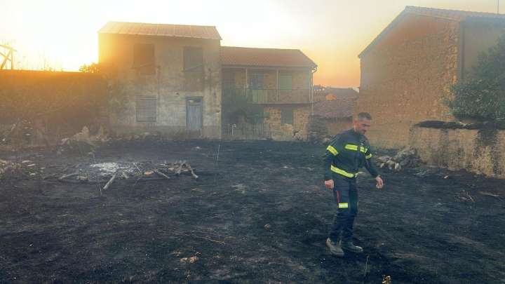 El incendio de Molezuelas de la Carballeda, sin llama: los vecinos volverán a sus casas tras una intensa noche de trabajo