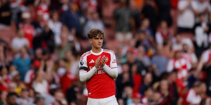 Es una de las grandes promesas del fútbol, dejó en ridículo a Gabriel Heinze y ahora hizo historia en la Premier League con 15 años