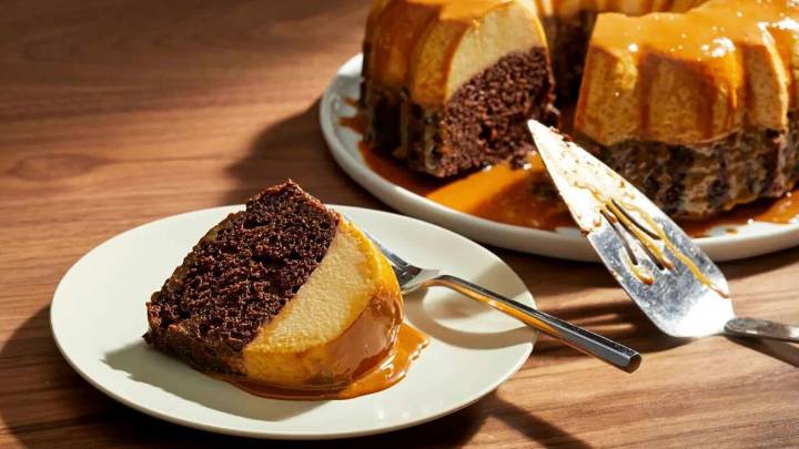Torta imposible (chocoflan) la receta "mágica" que combina el bizcochuelo de chocolate y el flan casero