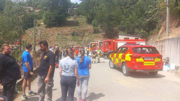 Incendios en España: Los bomberos mallorquines se despliegan para defender el pueblo de Villarrubín, en León