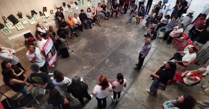 Con “huellas” de zapatos, un colectivo visibiliza las desapariciones en México