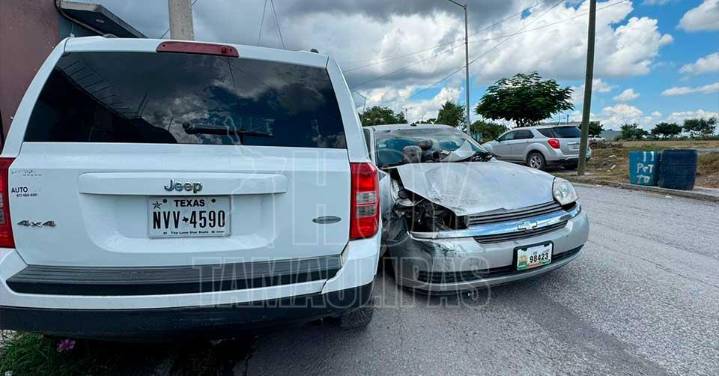 Mujer choca contra camioneta y huye en Matamoros