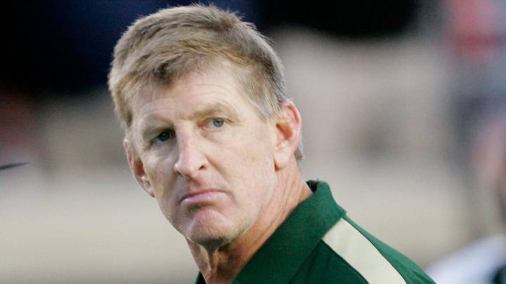 Arrestan a excoach de la NFL, Jim Leavitt, por supuesta violencia doméstica y robo