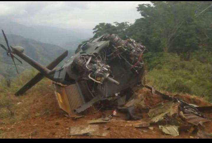 Ocho policías colombianos pierden la vida en un ataque de disidencias de las FARC a un helicóptero.