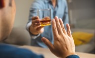 Muchos estadounidenses están reconsiderando el consumo de alcohol. Entérate por qué