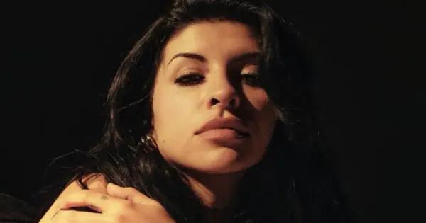 Cazzu comparte tiernos momentos musicales con su hija Inti antes de su gira