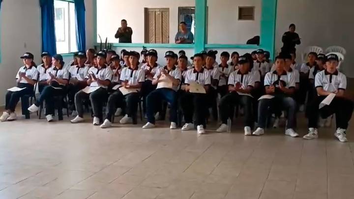 Policía Nacional gradúa a 47 niños y niñas como integrantes de la Cívica Juvenil en San Lorenzo