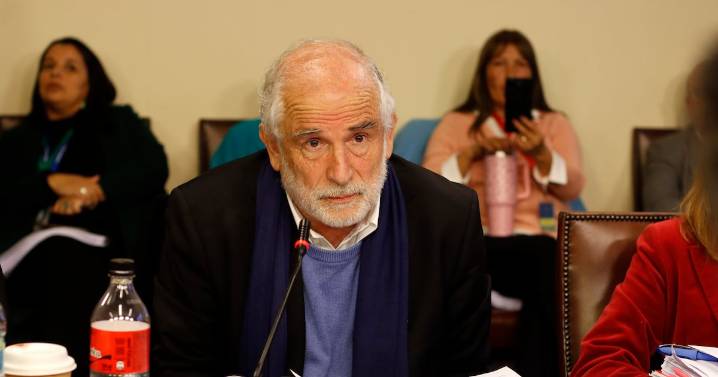 Tras críticas de candidatos, ministro Montes da un paso atrás y rectifica dichos sobre no ser el jefe de la reconstrucción
