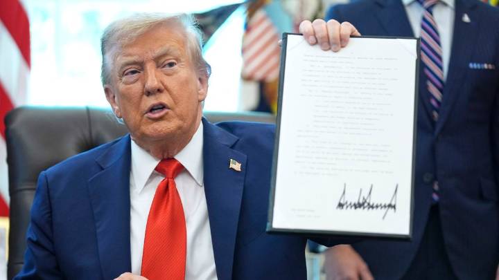 Trump ordena castigar la quema de banderas de EEUU