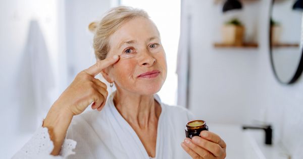 Cómo eliminar las arrugas: la crema casera ideal que cubre todas las imperfecciones del rostro y recupera la vitalidad