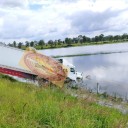 TRÁILER ESTUVO A CENTÍMETROS DE CAER EN UN BORDO DE AGUA EN LA MÉXICO