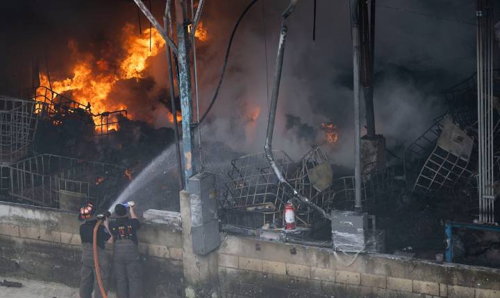 Bombera se desmaya en incendio de planta de reciclaje en Gurabo