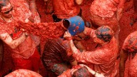 Frenesí en el día grande de Buñol: la Tomatina reúne 22.000 personas y 120.000 kilos de tomates