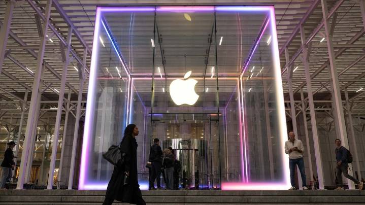 Trump, Apple to announce fresh $100 billion U.S. investment