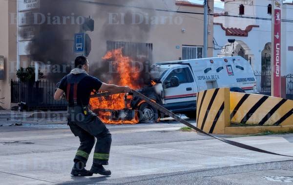 Arde camión de valores por falla mecánica