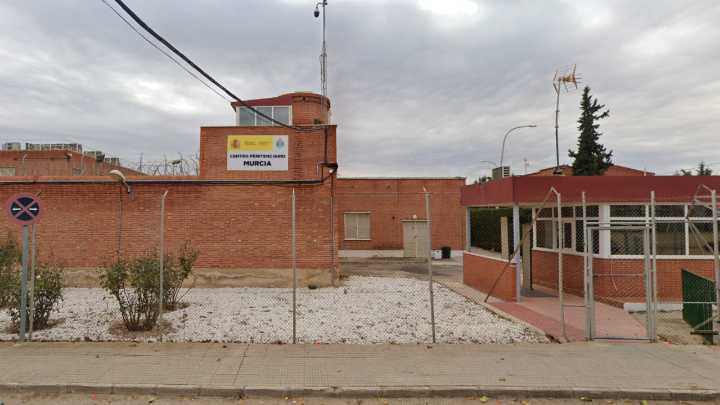 Un preso mata a su compañero de celda con la tapa de una lata de atún en una prisión de Murcia