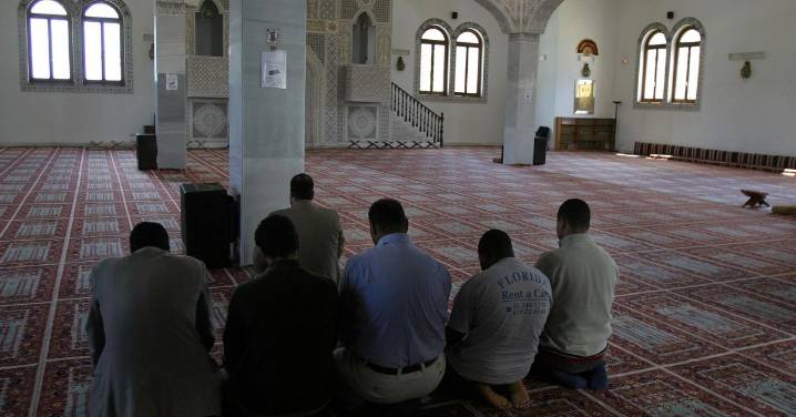 El PP prohíbe en Jumilla actos religiosos en los polideportivos que solían acoger rezos islámicos