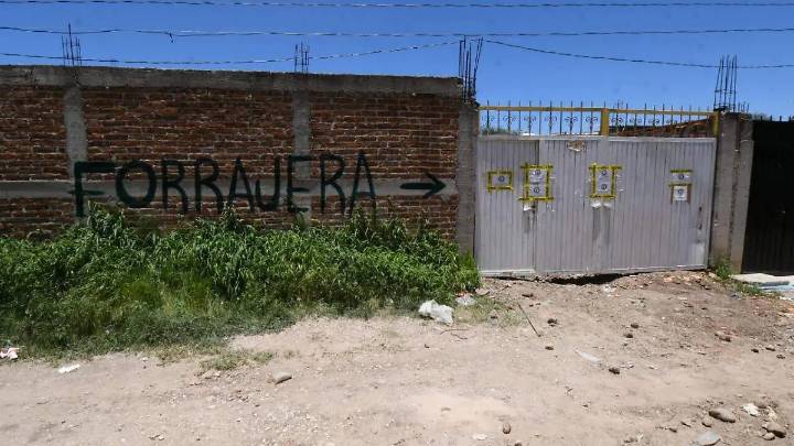 Restan tres cuerpos por identificar de fosa en La Calera