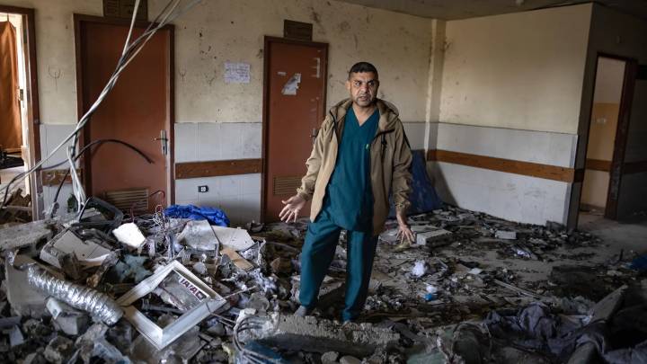 Al menos 14 muertos, entre ellos cuatro periodistas, por un bombardeo israelí sobre el principal hospital del sur de Gaza