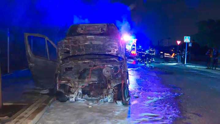 Queman una furgoneta a la que le habían quitado el motor en plena calle de Latina