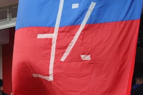 Hinchas de San Lorenzo colgaron una bandera con el "3%" en el clásico ante Huracán por los audios de Spagnuolo