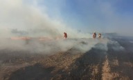 Un incendio en un campo estuvo a punto de devorar dos viviendas y puso en peligro la vida de un bebé