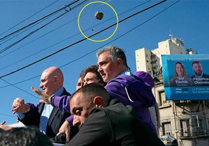 Fotos y videos: así fue la agresión a Javier Milei durante la caravana en Lomas de Zamora