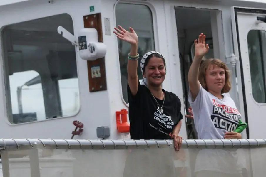 Greta Thunberg viaja en flotilla humanitaria hacia Gaza desde Barcelona