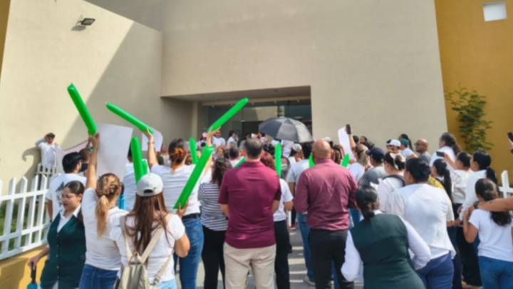 Trabajadores IMSS de NL protestan para regresar al régimen anterior de jubilación