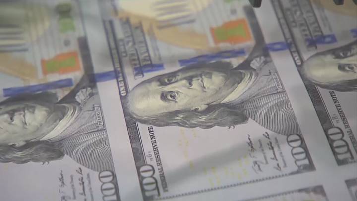 More Americans hold onto cash as interest rates reward savers
