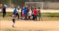 Terrible ejemplo: Padres se van a los golpes en partido infantil de fútbol en Bucaramanga