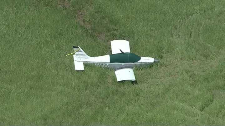 Waxahachie, Texas: Single-engine plane makes emergency landing
