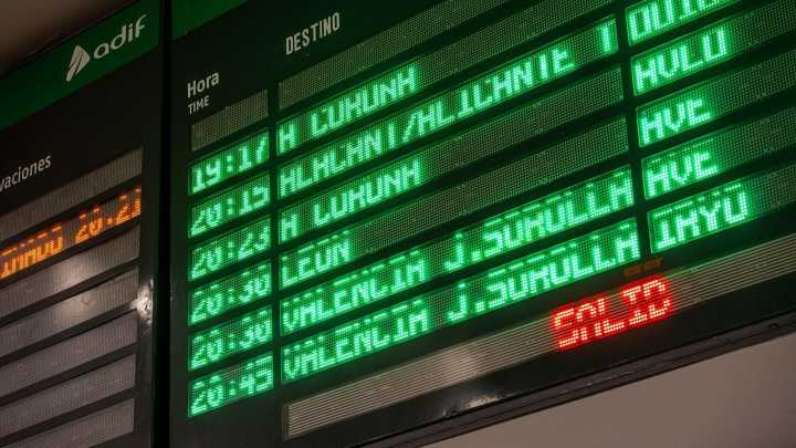Un incendio cercano a la vía en Ourense provoca de nuevo la interrupción de la circulación del tren de alta velocidad entre Galicia y Madrid