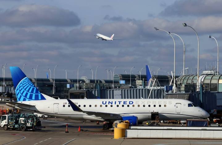 Tech issue pauses departing United Airlines flights nationwide