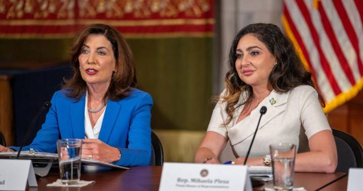 Hochul hosts Texas lawmakers in Albany, proposes New York redistrict again to counter GOP plans to gain seats