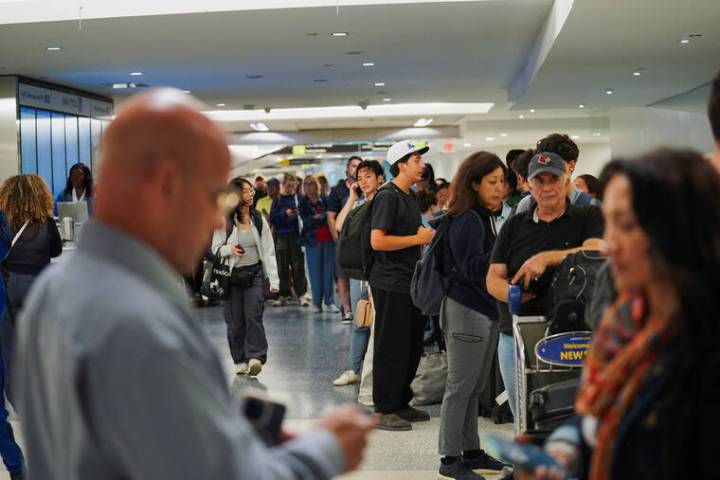 United Airlines flights resume after it resolves technology glitch