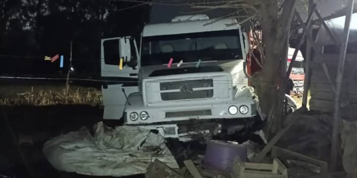 Milagro en La Plata: un camión se incrustó en una casa mientras los dueños dormían y por pocos metros no hubo una tragedia