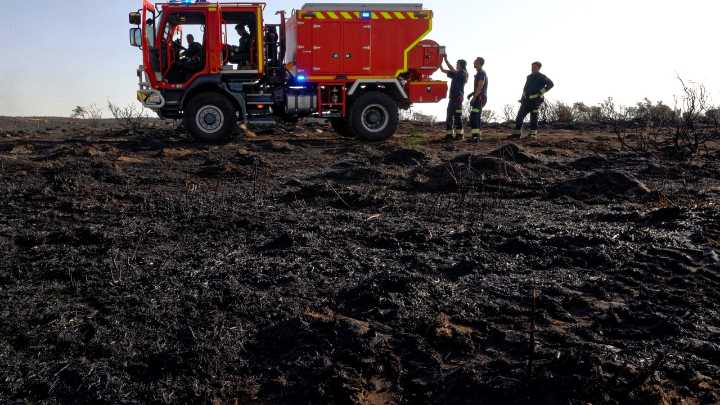El incendio de Herradón de Pinares (Ávila) desciende al nivel 1 y los habitantes de Urraca Miguel vuelven a sus casas