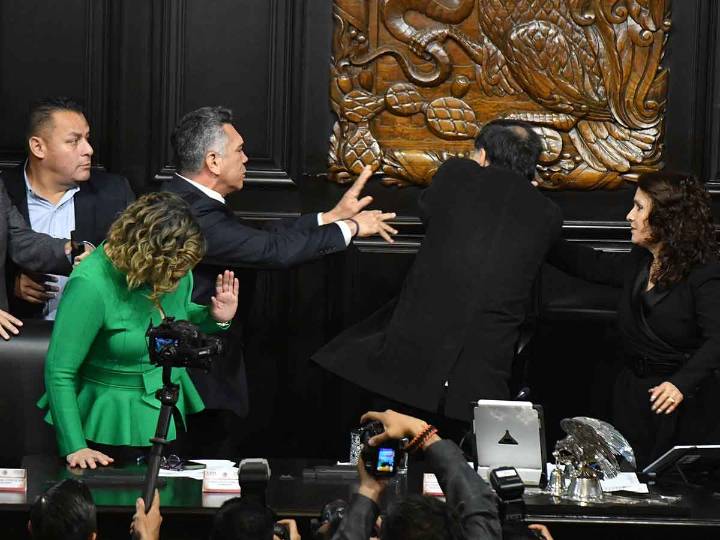 De los gritos y golpes pasan a las denuncias; Alejandro Moreno se lanza contra Noroña