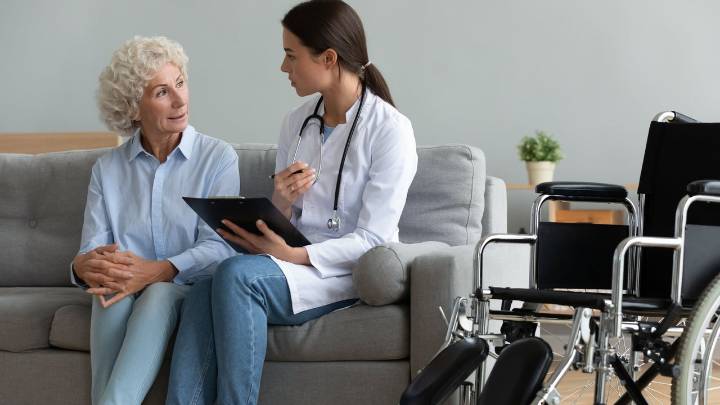 El 44% de los jóvenes cuenta con seguro de salud, pero solo un cuarto se lo paga de su bolsillo