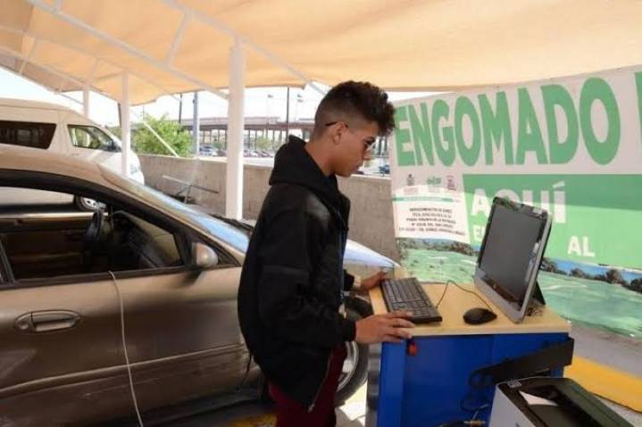 Madrugan automovilistas; largas filas en centros de verificación