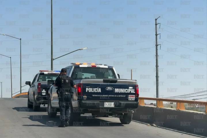 Resguardan policías a hombre en puente