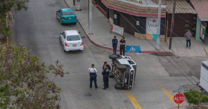 Camioneta Suzuki termina volcada en el bulevar El Mirador