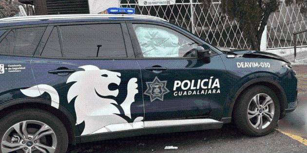 Choque entre auto particular y Policía de Guadalajara deja como saldo una mujer fallecida