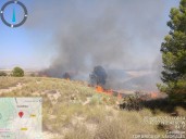 Despliegan recursos aéreos y terrestres para combatir un incendio en Benamaurel
